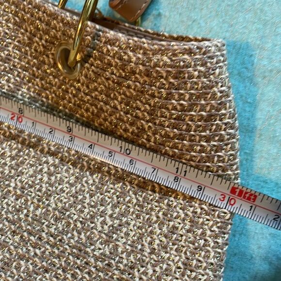 Beige and gold paper straw handbag magnetic closure inside EUC woven straw 12x6” - Picture 8 of 10